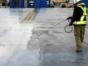 Concrete treatment with water spraying
